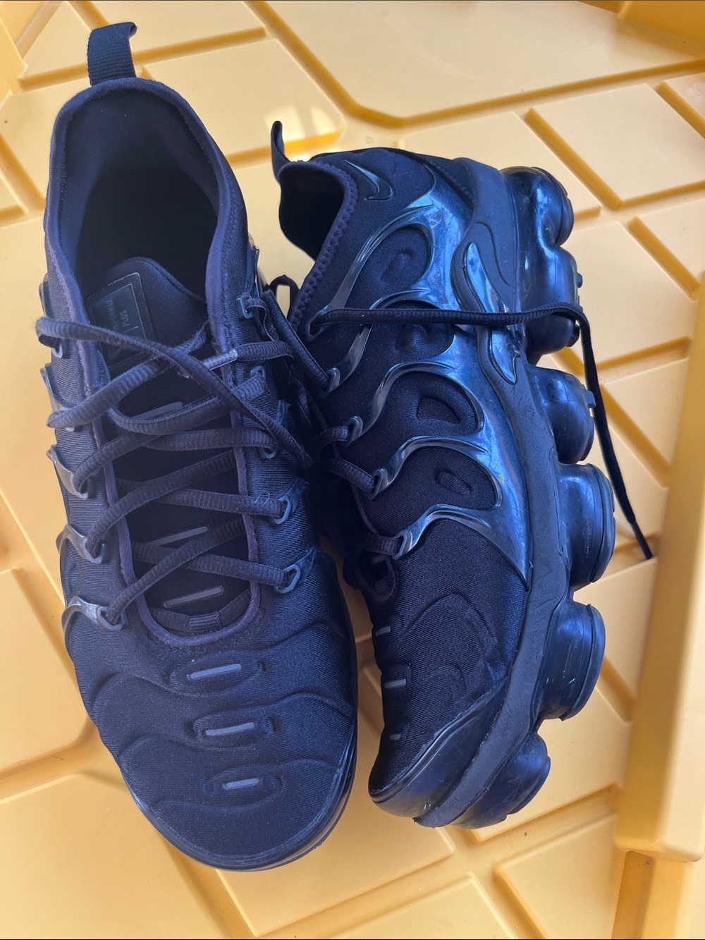 Women’s Black Athletic Running Shoes - Sleek Performance Design